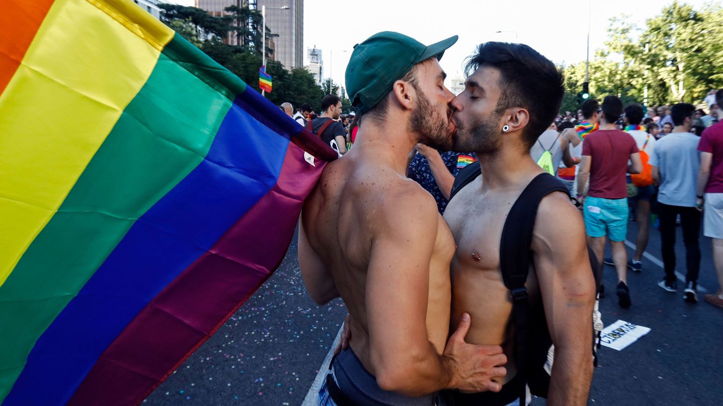Un uomo maturo alla ricerca di un gay giovane italiano. 